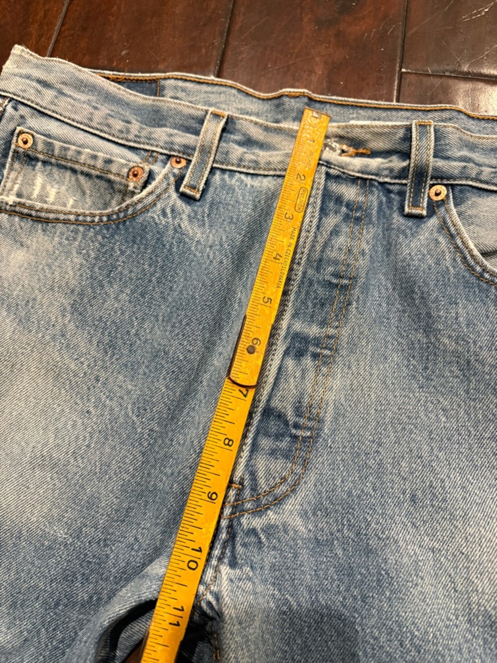 Vintage Levi's 501 Med/Light Wash Button Fly Blue Jeans - Picture 8 of 13